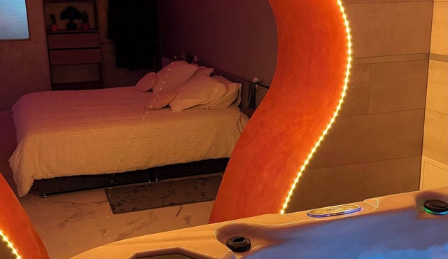 Romantic loft in the heart of Luxeuil's historic town center with jacuzzi.