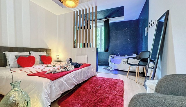 Romantic loft with private Jacuzzi