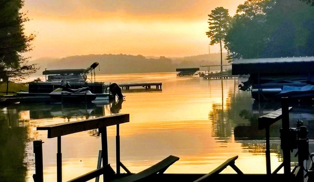 Romantic Log Cabin directly on Lake with a Boat lift and Awesome views!