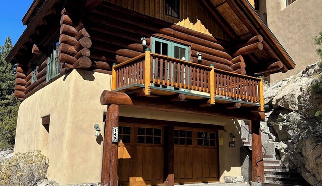 Romantic log cabin getaway with spectacular mountain views.nSTR AP 18-005