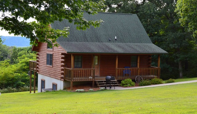 Romantic Log Cabin Hideaway, Hot tub nestled Near the Scenic Mississippi River!