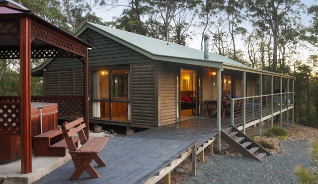 Romantic log cabin or Family Cabin. 3 bedroom. Spa & spa bath. Great views.