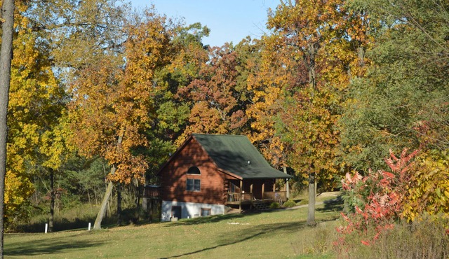 Romantic Log Cabin w/Hot Tub, Near Mississippi River Retreat