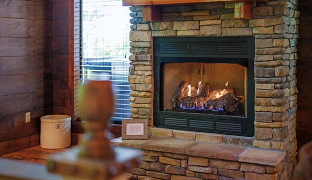Romantic log cabin w/private heart-shaped hot tub and fireplace for two