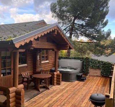 Romantic Log Cabin With Hot Tub