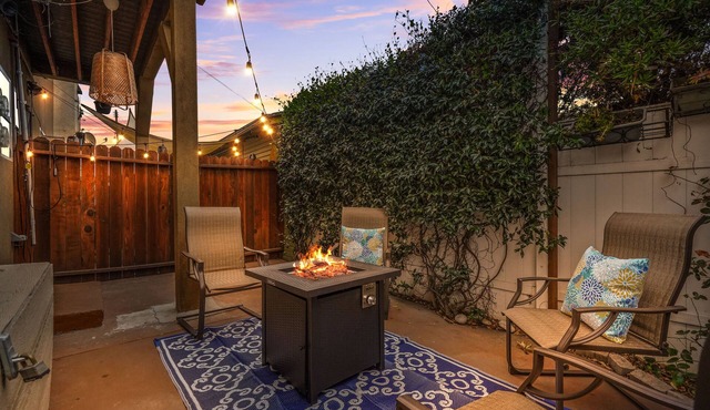 Romantic Long Beach Escape : Fire Pit & Arcade Fun