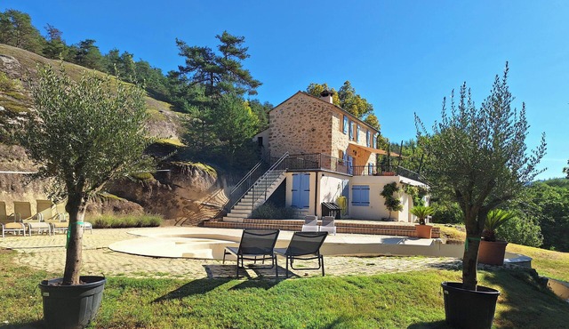 Romantic-Louveteaux-en-Provence *