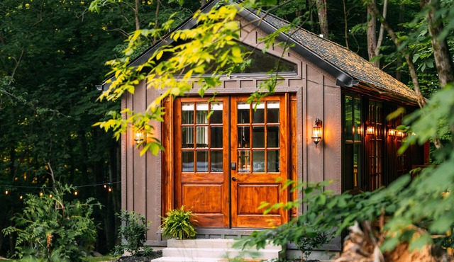 Romantic Luxe Cabin : Hot Tub, Private Trails : 32 Forested Acres : EV Charger