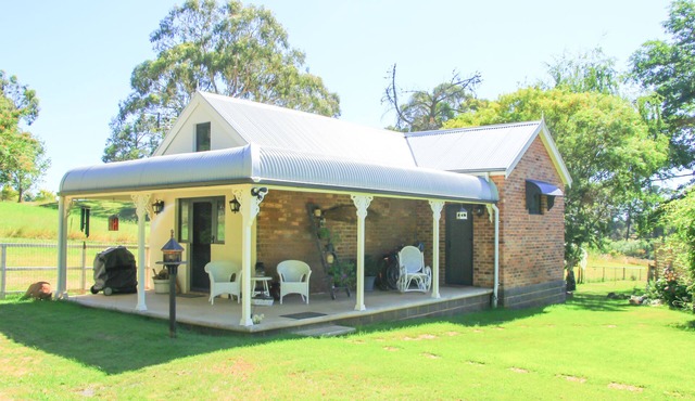 Romantic luxury close to town, fine food dining and wineries. EV charger.