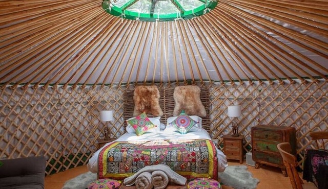 Romantic luxury heated yurt. Private, peaceful wooded location with hot tub