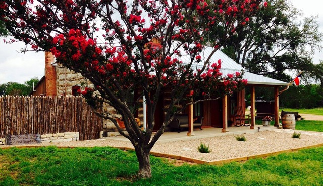 Romantic Luxury Log Cabin- Guest House *Wine and Hot Tub for 2