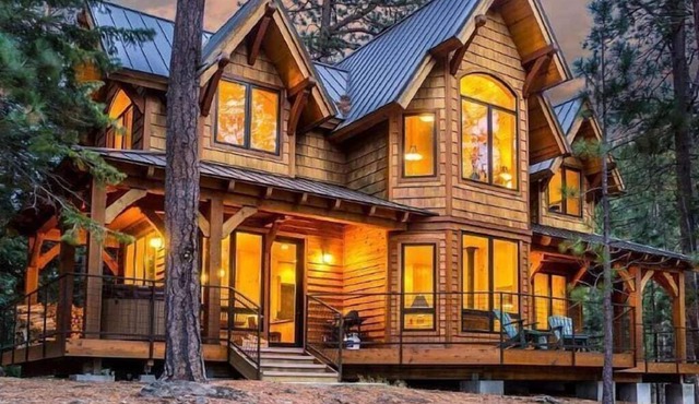 Romantic Luxury on Private Lake w/Hot Tub & Amazing Views