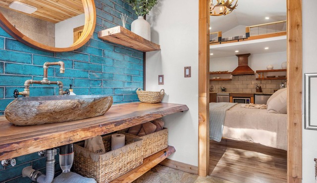 Romantic Luxury Retreat-hot/cold pool & sauna