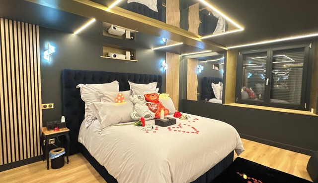 Romantic luxury suite with private spa, sauna & cinema - Romantic escape!