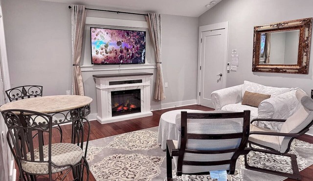 Romantic Luxury with Infrared Sauna. Pets allowed