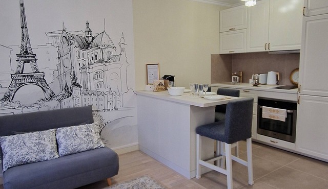 Romantic manor-style studio. Located 25 min. from Paris and Disneyland