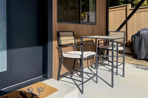 Romantic modern condo by the lake