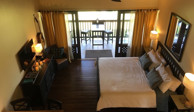 Romantic Modern Upstairs Corner Studio with Ocean View, on the Island of Molokai