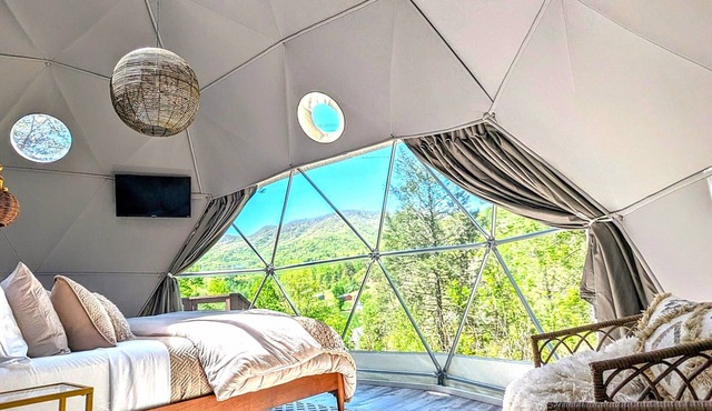 Romantic mountain getaway in Luxury Geodome! HOTTUB!nNatures Dome@SmokyMountain