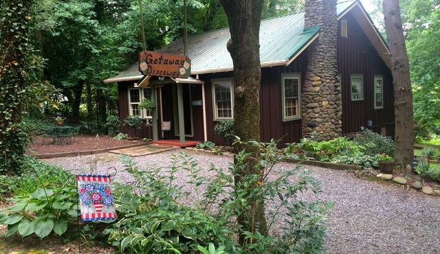 Romantic Mountain Getaway- One Mile From Downtown Black Mountain, NC