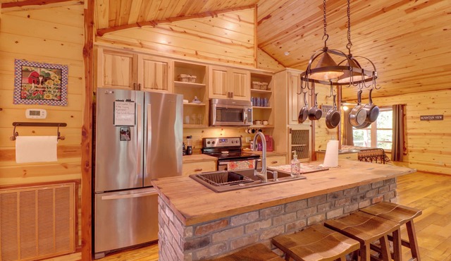 Romantic Mountain View Cabin Rental Near Downtown!