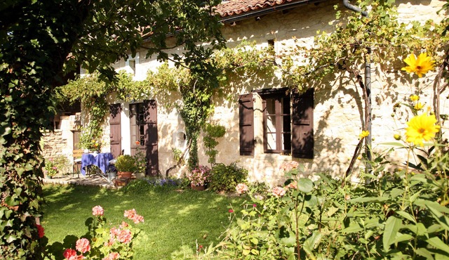 Romantic natural stone cottage in the idyllic natural park Perigord - Limousin