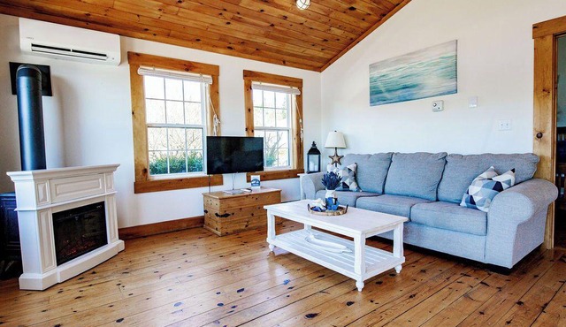 Romantic Oceanfront Cottage w/Salt water, wood fired Hot Tub – C5