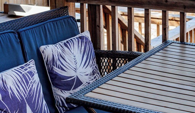 Romantic Oceanfront Studio w/private salt water Hot Tub + Fireplace – C6