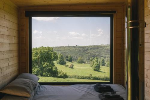 Romantic Off-Grid Cabin Views of Cotswolds