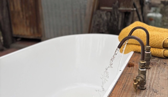 Romantic Off Grid Nature Stay for 2 with Outdoor Bath Only 5 minutes from Moama