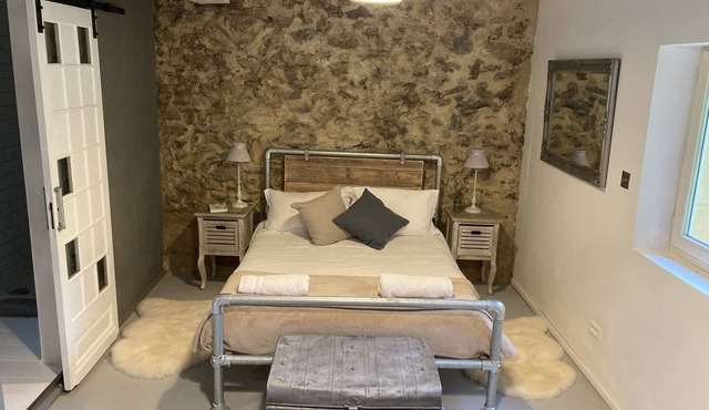 Romantic one bedroom studio apartment with pool , walking distance to Monpazier