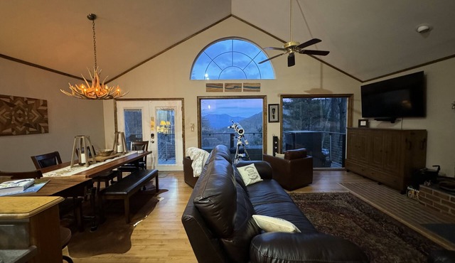 Romantic or Family Vacay w/Stunning Mtn Views & Hot Tub near Crabtree Falls