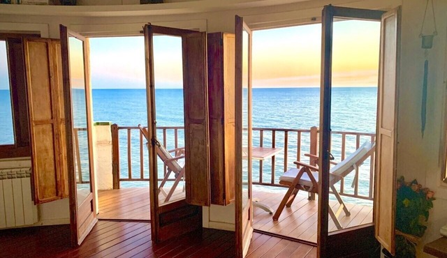 ROMANTIC. Over the sea duplex, beach & pool.