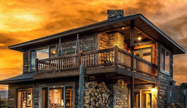 ROMANTIC PARADISE Getaway Mountain Views & HOT TUB!