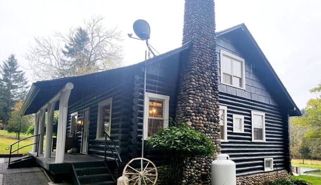 Romantic Peaceful Log Cabin w/Hot Tub & Fireplace