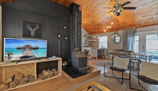 Romantic Pet-Friendly Bungalow in Pocono Pines