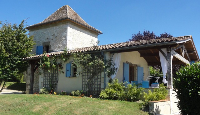 Romantic Pigeonnier with private and secluded pool - just for two!