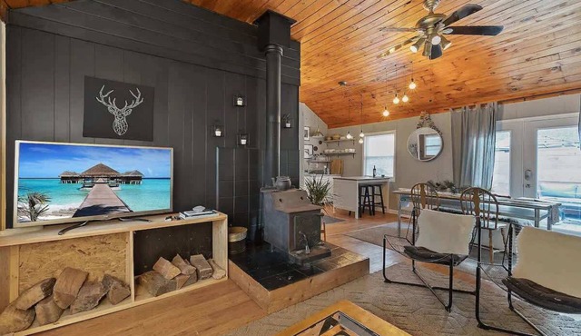 Romantic Pocono Bungalow in the Pines | Firepit