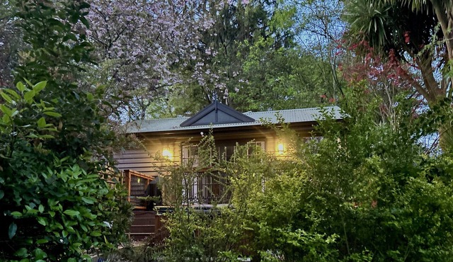 Romantic Private Retreat with Spa and Garden