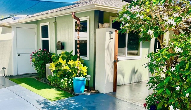 Romantic Private Garden Cottage B&B Within Walking Distance to the Beach!