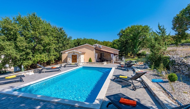 Romantic private pool villa, 3 minutes from the beach, stunning sea view
