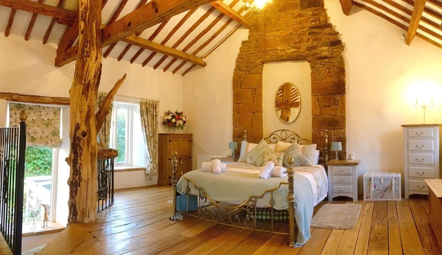 Romantic, quirky Cumbrian cottage, large gardens & parking
