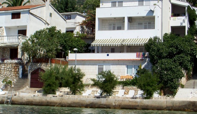 Romantic, quite, seafront apartment, sunbeds, barbecue, all by the sea. For 2p