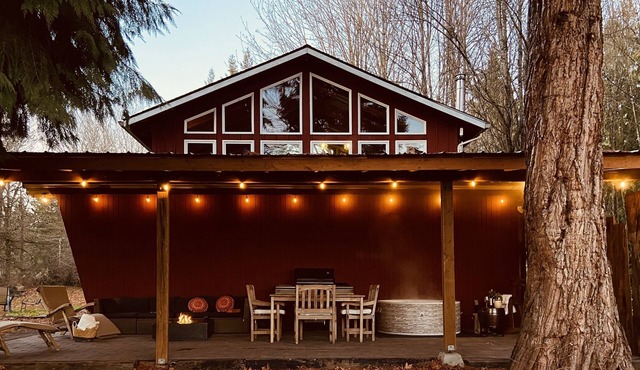 Romantic Red Barn Escape Getaway, Amazing Mt Rainier Views- hot tub- firepit-BBQ