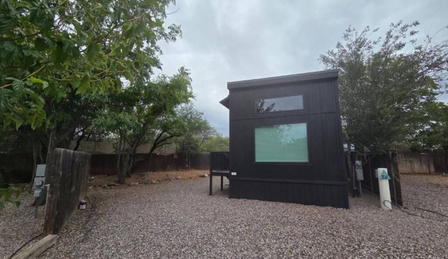 Romantic Red Rock Escape:1BR Cottonwood Chalet near Sedona Wine Trail & AC: TH25