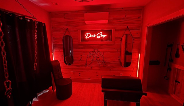 Romantic Red Room – Adults Only Couples' Retreat