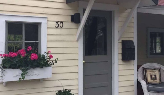 Romantic Refreshing 1890s Cottage Uptown Eureka Springs Weekday Specials!