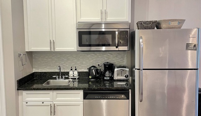 ROMANTIC RETREAT, Great Location, King bed , Wifi, Deeded beach access