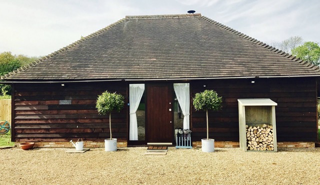 Romantic retreat in the hop fields of Kent, with great sightseeing