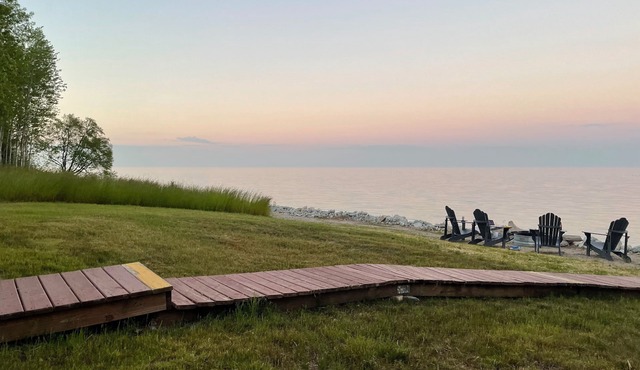 Romantic Retreat- Luxury Algoma Lakehouse, 310ft of private shore, Fire pit!